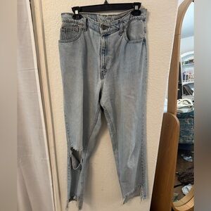 Vintage distressed Levi’s Light Blue fits like a 28/29 high waisted